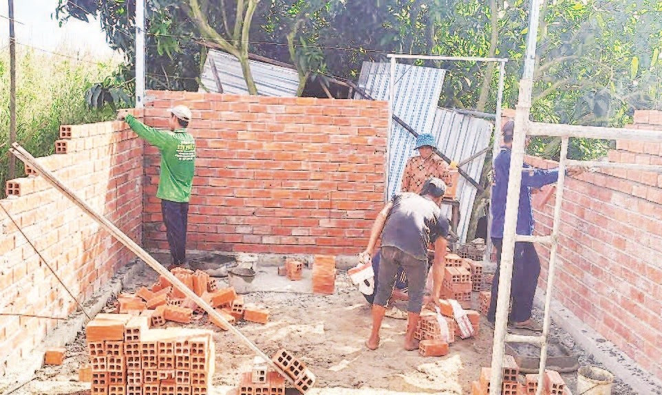 Nhà của bà Nguyễn Thị Bé Hai, ngụ ấp An Phú, xã Mỹ An Hưng B, huyện Lấp Vò đang được Tổ cất nhà tình thương số 2 xây dựng.