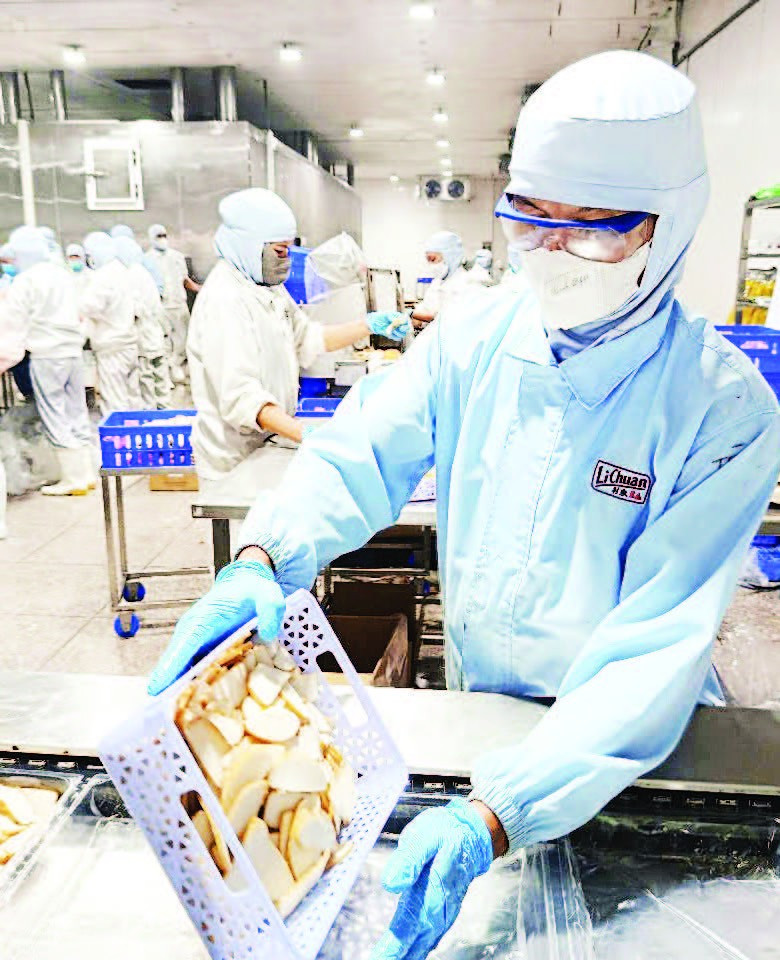 Ông Nguyễn Văn Tèo sau khi bị tai nạn lao động vẫn được công ty bố trí vào làm việc bình thường.