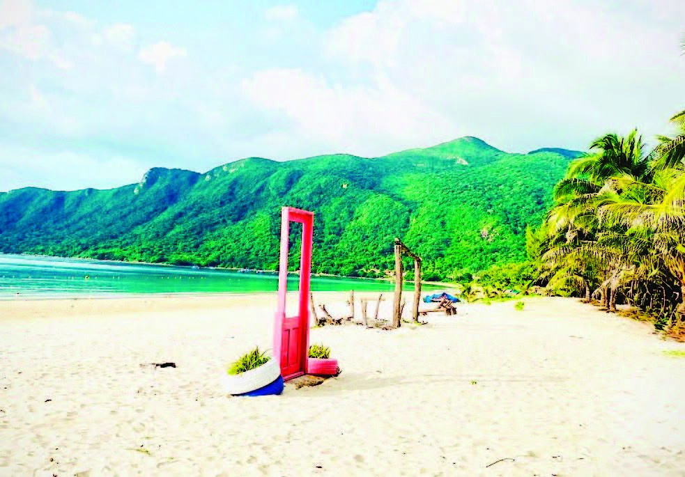 Côn Đảo có những bãi biển phẳng, cát trắng mịn và làn nước trong xanh, là điểm đến hấp dẫn du khách.