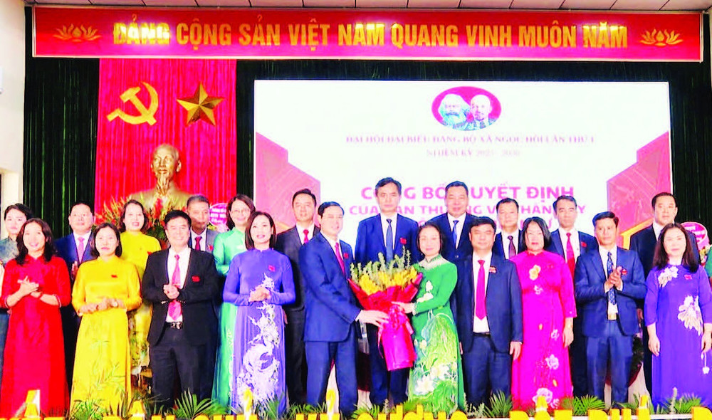 Lãnh đạo thành phố Hà Nội chúc mừng Ban Chấp hành Đảng bộ xã Ngọc Hồi nhiệm kỳ 2025-2030. (Ảnh HƯƠNG GIANG)