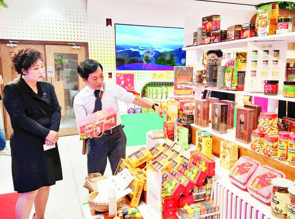 Doanh nghiệp Thành phố Hồ Chí Minh trưng bày sản phẩm tại showroom Trung tâm Xúc tiến Thương mại và Đầu tư Thành phố Hồ Chí Minh.