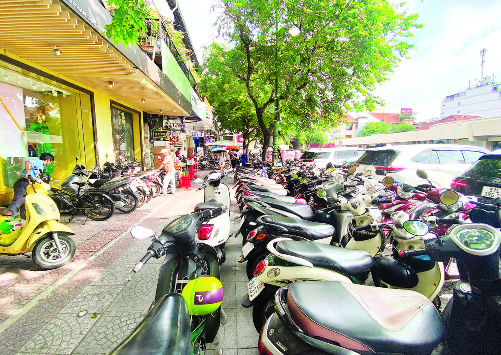 Vỉa hè trên đường Phan Chu Trinh, bên hông chợ Bến Thành, phường Bến Thành hiện ngưng thu phí vỉa hè chờ hướng dẫn mới.