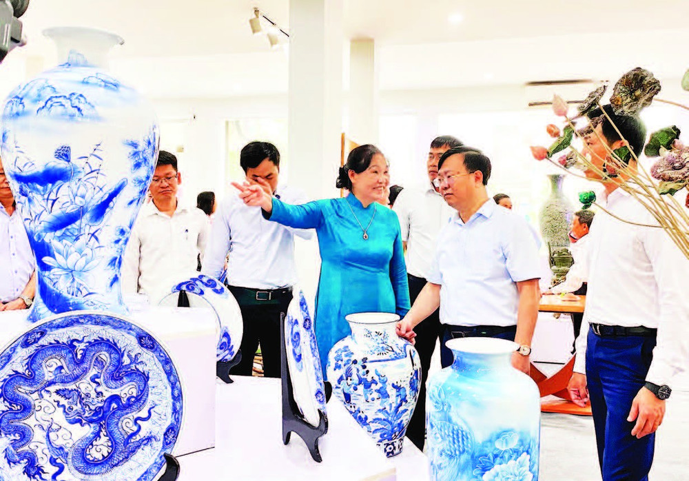 Sở Công thương Hà Nội trưng bày, giới thiệu các sản phẩm gốm sứ Bát Tràng.