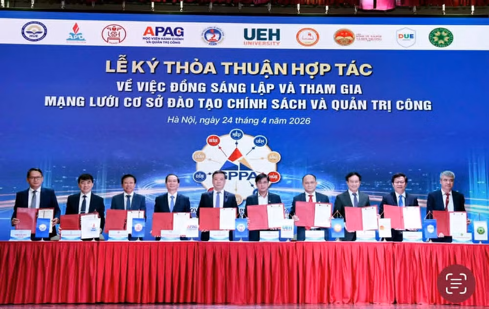 Lễ ký thỏa thuận hợp tác về việc đồng sáng lập và tham gia Mạng lưới cơ sở đào tạo chính sách và quản trị công. (Ảnh: TUẤN ANH)