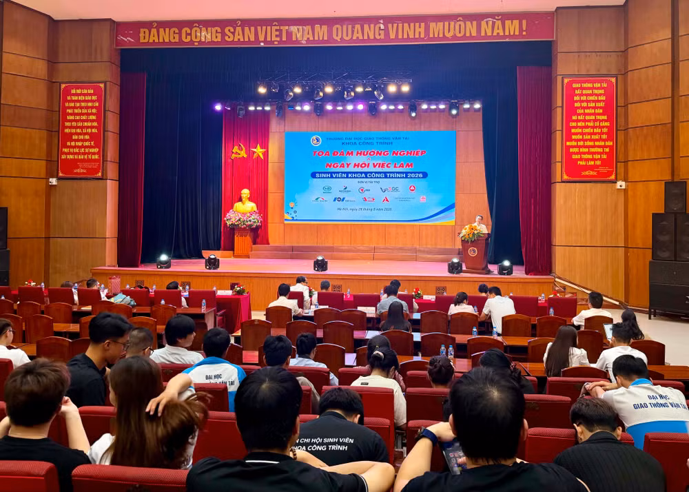 Quang cảnh tọa đàm hướng nghiệp.