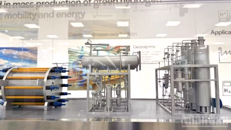 Một mô hình máy móc dây chuyền sản xuất ứng dụng công nghệ. (Ảnh: HNV)