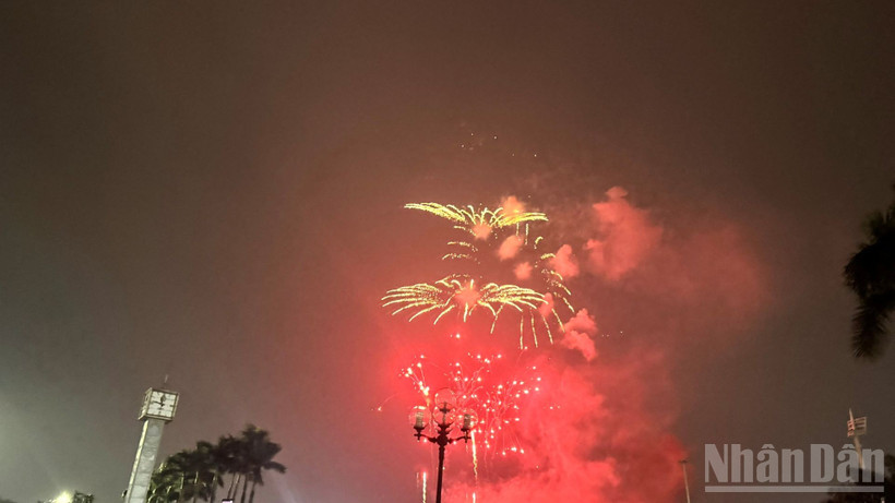 Pháo hoa rực rỡ trên bầu trời Hà Nội, khu vực Sân vận động Mỹ Đình. 