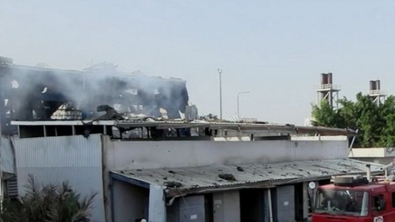 Nhà máy điện bị phá hủy sau cuộc không kích của Israel tại Sanaa, Yemen. (Ảnh: THX/TTXVN)