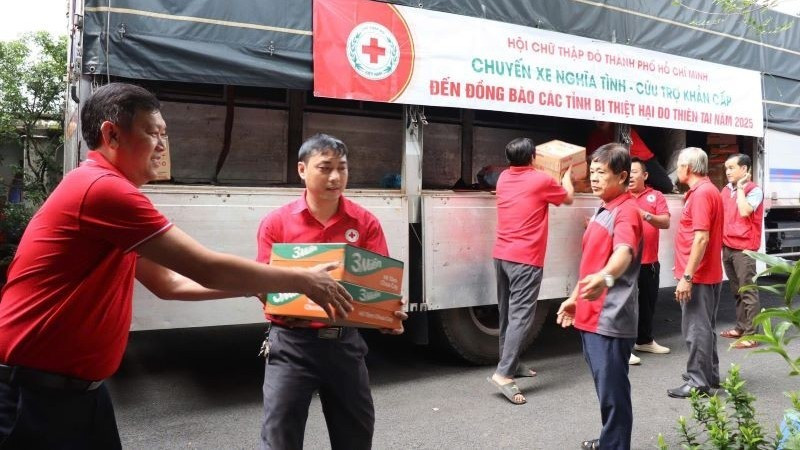 Cán bộ Hội Chữ thập đỏ Thành phố Hồ Chí Minh bốc xếp lương thực và nhu yếu phẩm lên xe ủng hộ đồng bào bị thiên tai, bão lũ tại thành phố Huế. 