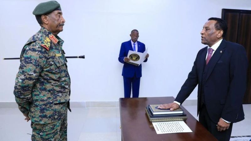 Ngày 31/5, Thủ tướng mới của Sudan Kamil Idris đã chính thức tuyên thệ nhậm chức trước Chủ tịch Hội đồng Chủ quyền chuyển tiếp Abdel Fattah al-Burhan. (Ảnh: IBRAHIM ADAROUB/THX)