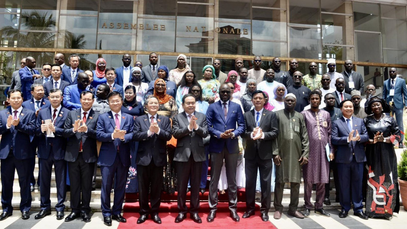 Chủ tịch Quốc hội Trần Thanh Mẫn và Chủ tịch Quốc hội Senegal El Malick Ndiaye chụp ảnh lưu niệm với các đại biểu hai nước dự lễ ký kết. (Ảnh: VĂN CHÚC)