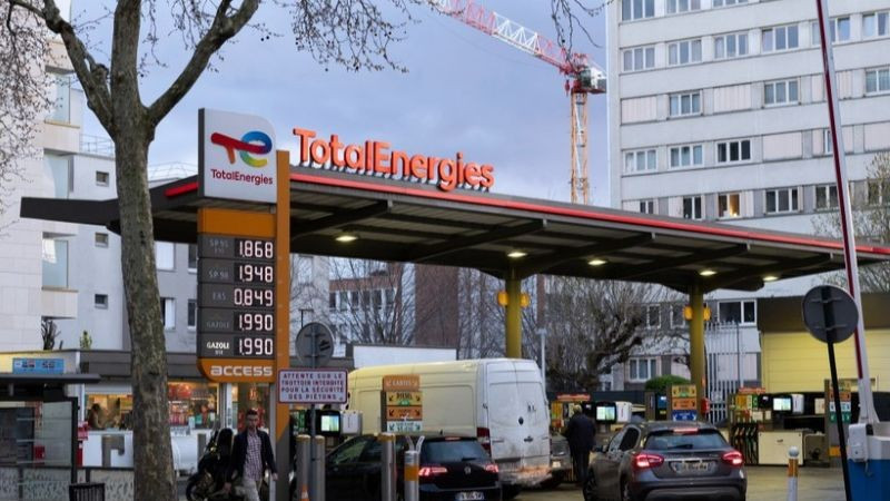 Bơm xăng cho các phương tiện tại một trạm xăng ở Paris, Pháp. (Ảnh: THX/TTXVN)