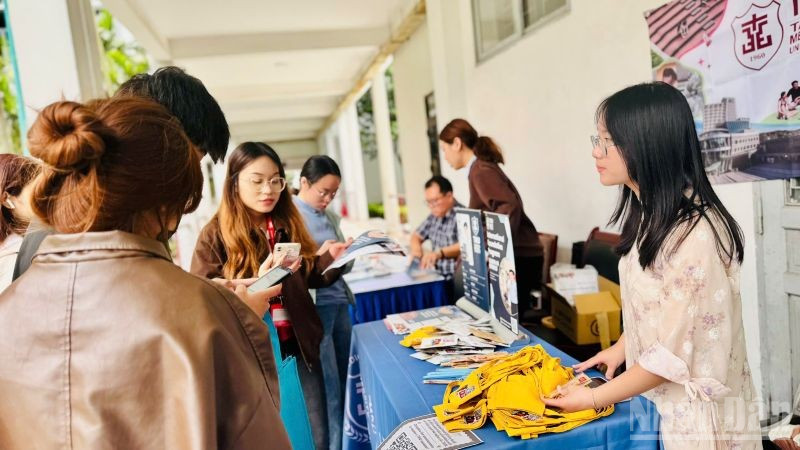 Sinh viên trao đổi thông tin bên lề sự kiện. (Ảnh: HNV)