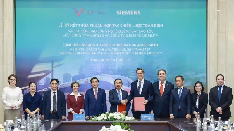 Ông Nguyễn Việt Quang, Phó Chủ tịch kiêm Tổng Giám đốc Tập đoàn Vingroup (thứ 5 từ trái qua), ông Phạm Thiếu Hoa, Tổng Giám đốc VinSpeed (thứ 6 từ trái qua) và ông Michael Peter, Tổng Giám đốc Siemens Mobility (thứ 5 từ phải qua), cùng đại diện hai bên tại lễ ký kết thỏa thuận hợp tác chiến lược toàn diện và chuyển giao công nghệ đường sắt tốc độ cao.