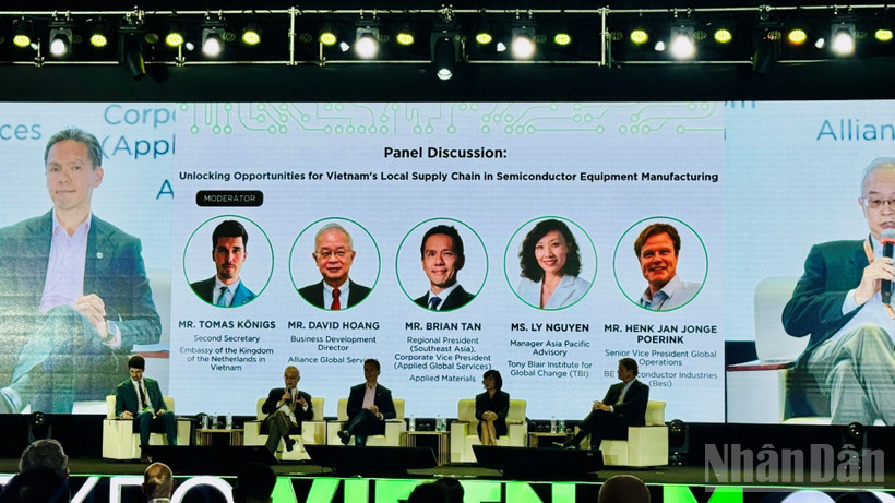 Các diễn giả trong phiên thảo luận tại diễn đàn. (Ảnh: HNV)