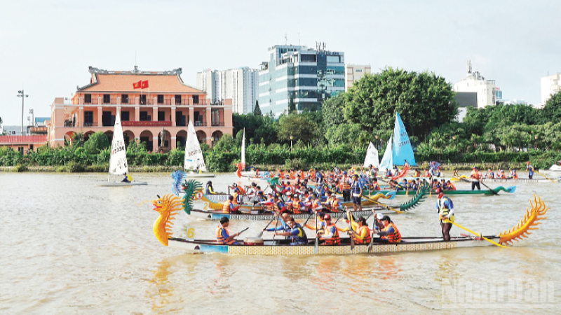 Hoạt động đua thuyền rồng trên sông Sài Gòn (Thành phố Hồ Chí Minh), một trong các hoạt động thu hút du lịch của thành phố. (Ảnh: MẠNH HẢO).