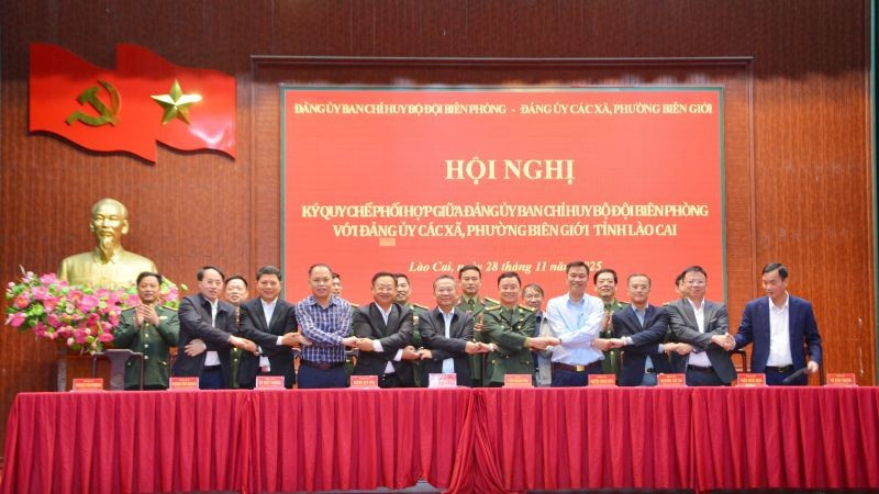 Đại biểu 9 xã, phường Biên giới bắt tay ký kết quy chế thành công.