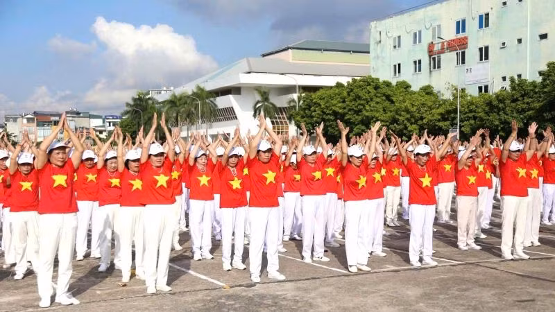 Hoạt động đồng diễn của người cao tuổi chào mừng kỷ niệm 80 năm Cách mạng Tháng Tám và Quốc khánh Việt Nam vừa mới đây. (Ảnh: HNV)