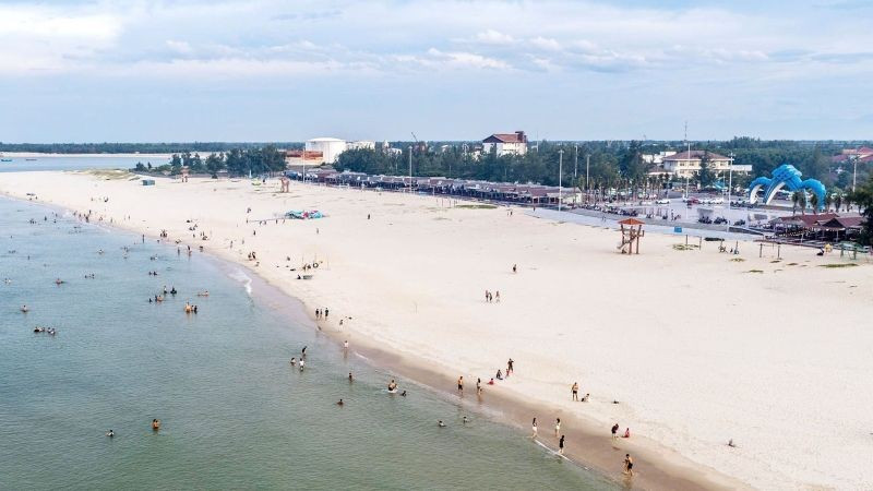 Biển Cửa Việt. (Ảnh: Báo Nhân Dân)