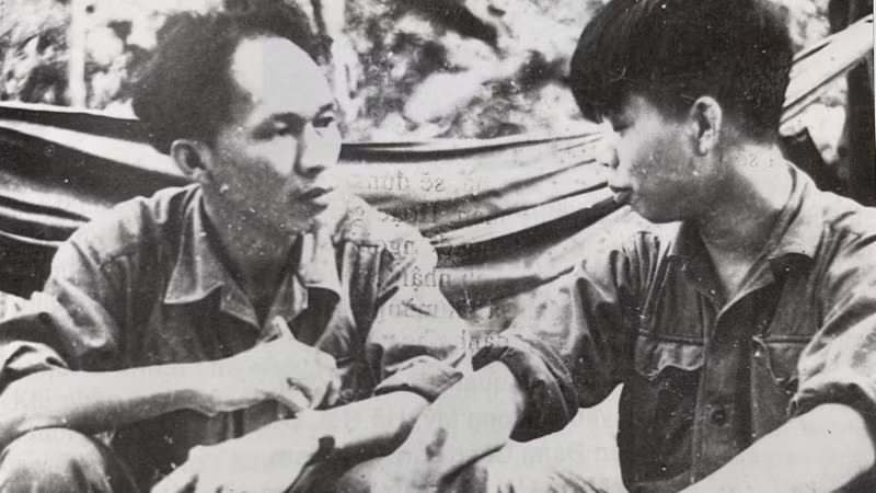 Nhà văn Xuân Thiều (bên trái) trong chuyến công tác tại đường mòn Trường Sơn thời chiến tranh chống Mỹ cứu nước năm 1971 (Ảnh tư liệu).