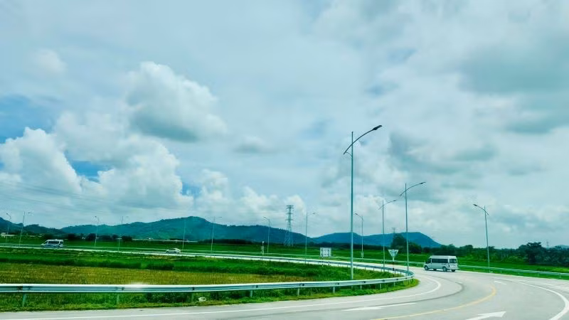 Hiện đại hóa kết cấu hạ tầng giao thông, đáp ứng yêu cầu phát triển mới. (Ảnh: HNV)