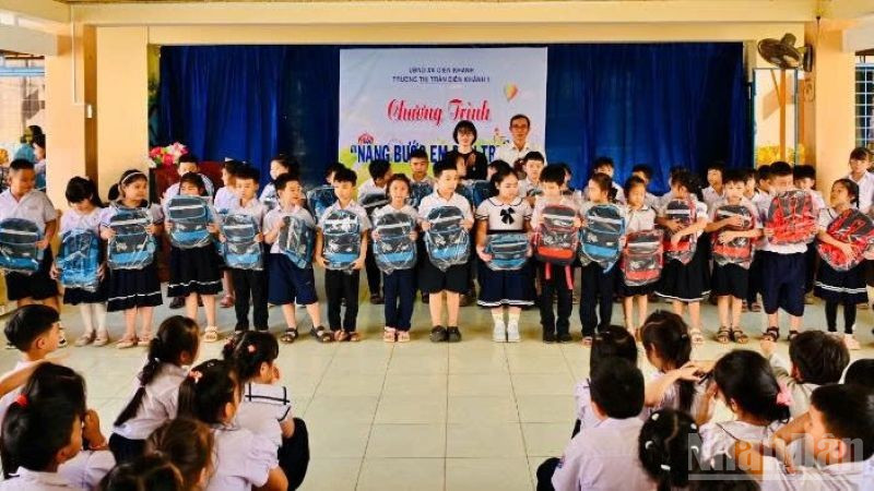 Các em học sinh trường tiểu học thị trấn Diên Khánh 1 nhận những chiếc ba lô mới. (Ảnh: PV)
