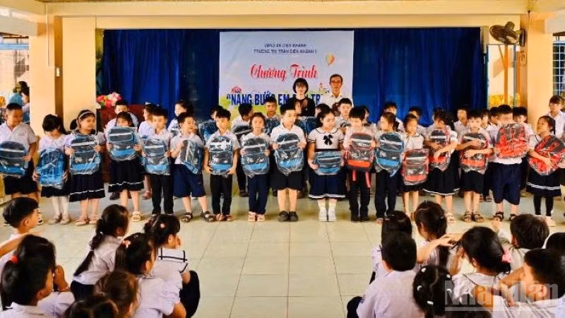 Các em học sinh trường tiểu học thị trấn Diên Khánh 1 nhận những chiếc ba lô mới. (Ảnh: PV)