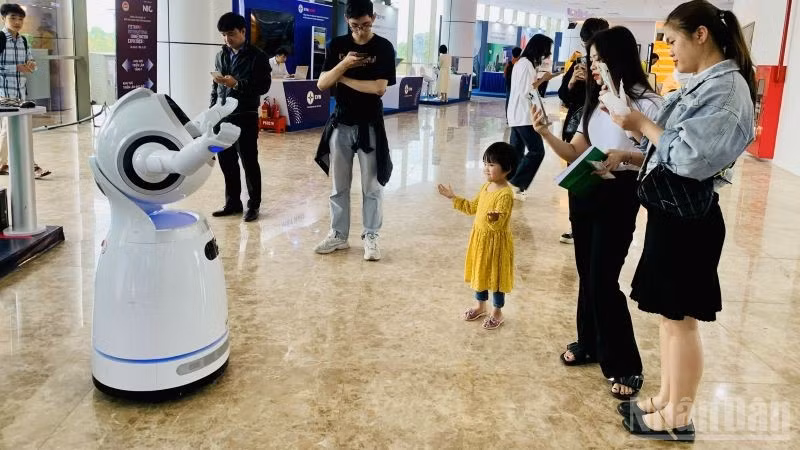 Robot xuất hiện ngày càng nhiều, lực lượng lao động càng hơn bao giờ cần nâng cao chất lượng cao. (Ảnh: HNV)
