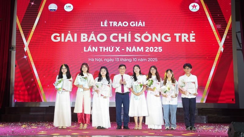 Đại diện tác giả của 7 tác phẩm đạt giải Nhất cuộc thi Báo chí Sóng trẻ 2025 nhận thưởng. (Ảnh: BAN TỔ CHỨC)