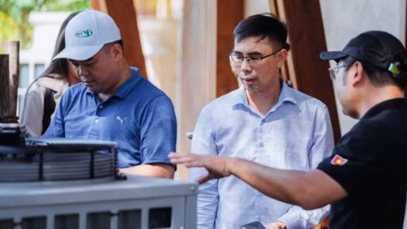 Bên hệ thống thiết bị năng lượng mặt trời - một trong các năng lượng tái tạo giúp phát triển bền vững. (Ảnh: PV)