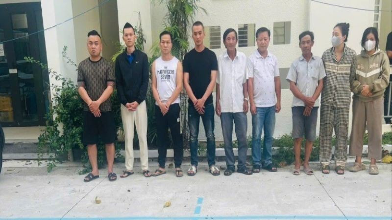 Nhóm đối tượng "cộm cán" cho vay nặng lãi bị bắt giữ tại cơ quan công an. (Ảnh: Công an cung cấp)