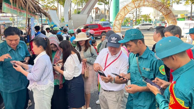 Người dân thực hiện thao tác bình chọn trên điện thoại. (Ảnh: BTC)