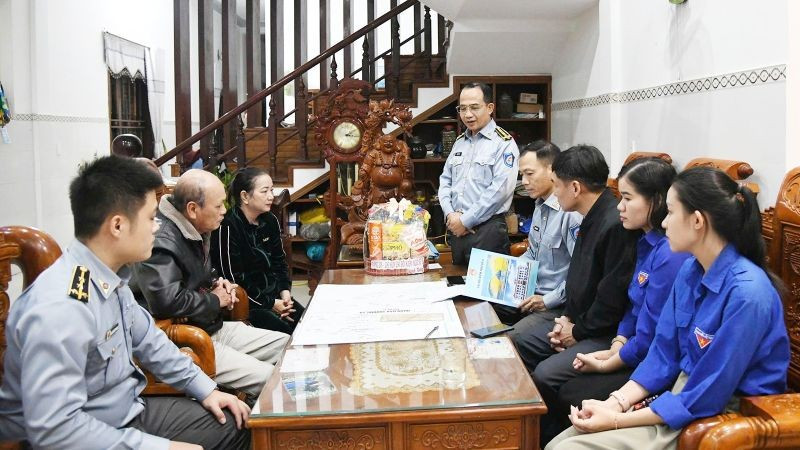 Chi đội Kiểm ngư số 3 và chính quyền địa phương thăm hỏi gia đình chủ tàu cá gặp nạn.