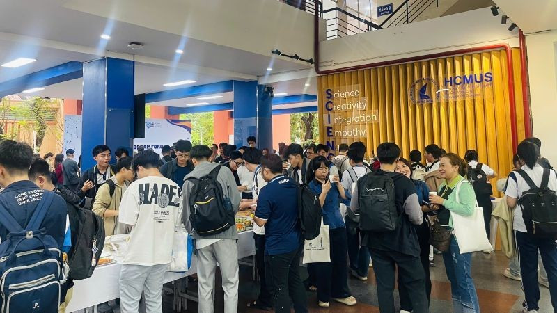 Đông đảo sinh viên tham dự chương trình. (Ảnh: NIC)