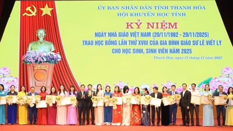 Đại diện Ủy ban nhân dân tỉnh và Sở giáo dục và Đào tạo Thanh Hóa trao thưởng cho giáo viên.