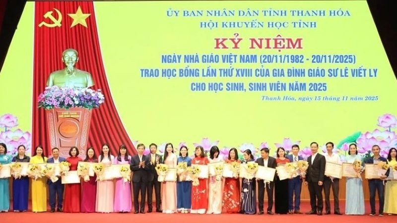 Đại diện Ủy ban nhân dân tỉnh và Sở giáo dục và Đào tạo Thanh Hóa trao thưởng cho giáo viên.