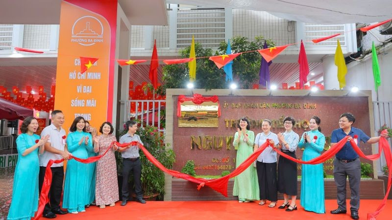 Gắn biển công trình chào mừng kỷ niệm 80 năm Cách mạng tháng Tám và Quốc khánh 2/9. (Ảnh: PV)