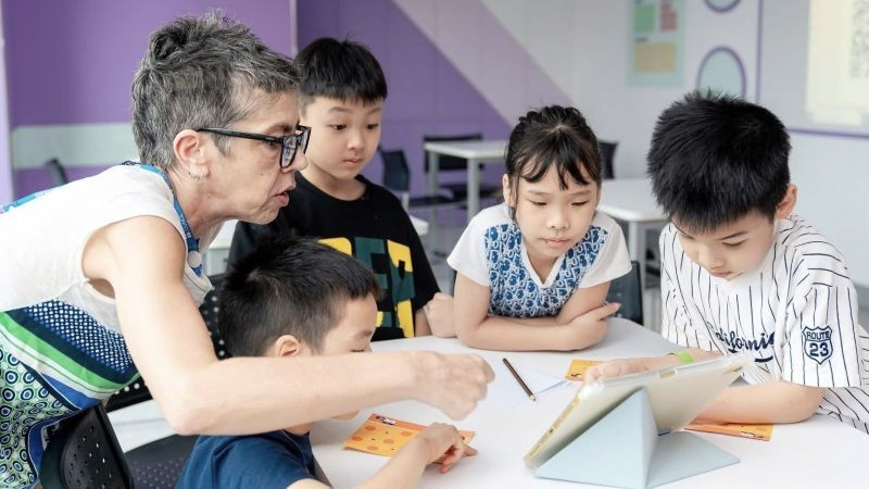 Dạy tiếng Anh cho trẻ em trong bối cảnh mới đòi hỏi phải ngày càng hoàn thiện kỹ năng và nội dung bài giảng. (Ảnh: HỘI ĐỒNG ANH)