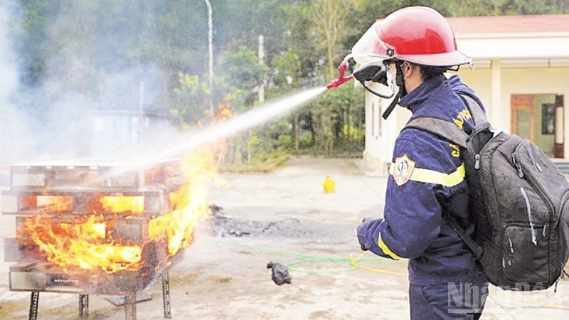 Phòng Cảnh sát Phòng cháy chữa cháy và Cứu nạn, cứu hộ Công an tỉnh Tuyên Quang thử nghiệm sản phẩm gel chữa cháy đa năng của Viện Hóa học. (Ảnh HÀ GIANG).