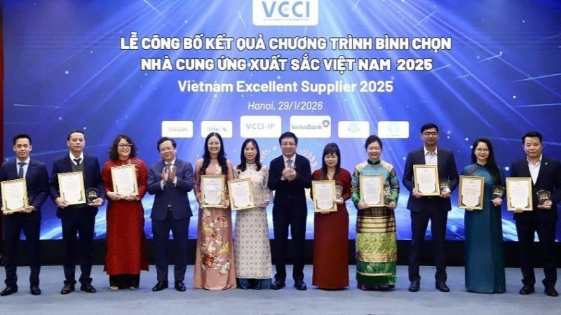 27 doanh nghiệp được trao chứng nhận nhà cung ứng xuất sắc Việt Nam ở các lĩnh vực: cơ khí chế tạo, điện tử tin học, dệt may da giày, công nghiệp thực phẩm và các lĩnh khác. (Ảnh: PV)