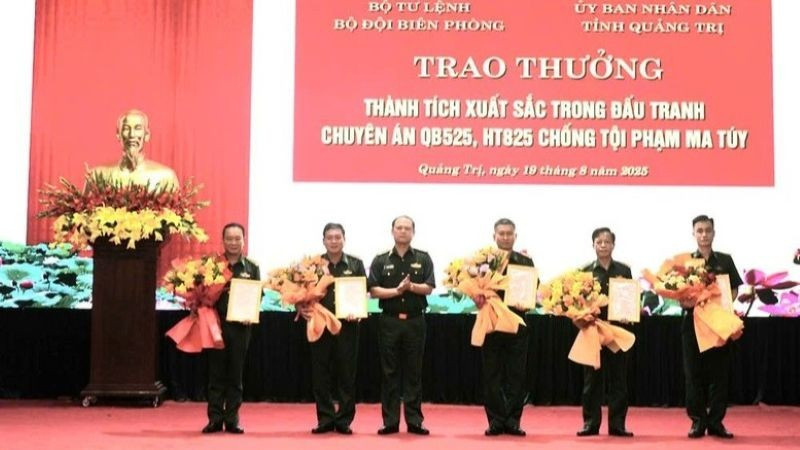 Trung tướng Nguyễn Anh Tuấn, Bí thư Đảng ủy, Chính ủy Bộ đội Biên phòng trao thưởng cho các tập thể có thành xuất sắc trong thực hiện 2 chuyên án về tội phạm ma túy. (Ảnh: BP)