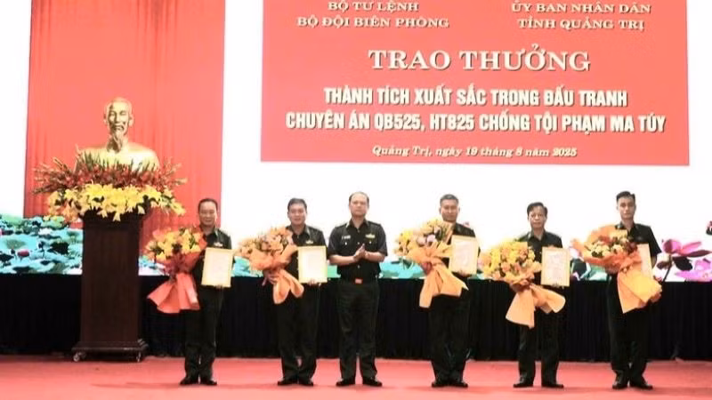 Trung tướng Nguyễn Anh Tuấn, Bí thư Đảng ủy, Chính ủy Bộ đội Biên phòng trao thưởng cho các tập thể có thành xuất sắc trong thực hiện 2 chuyên án về tội phạm ma túy. (Ảnh: BP)