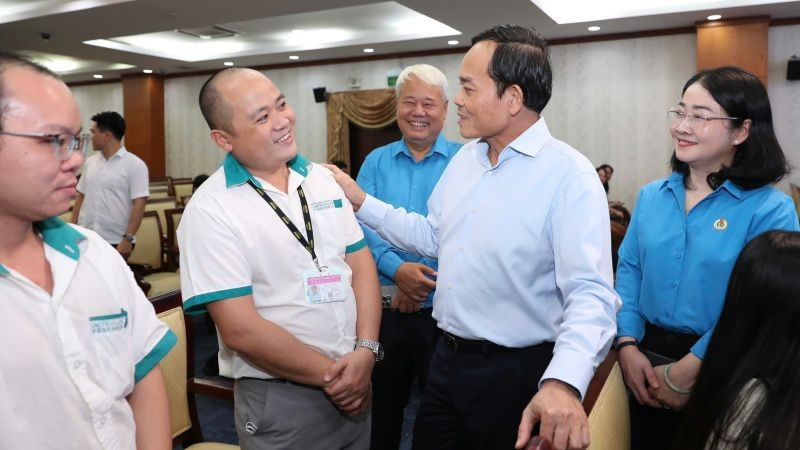 Ủy viên Bộ Chính trị, Bí thư Thành ủy Thành phố Hồ Chí Minh Trần Lưu Quang thăm hỏi cuộc sống, công việc của người lao động tại buổi lễ.