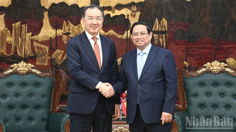 Thủ tướng Chính phủ Phạm Minh Chính và Chủ tịch Hội đồng Ủy ban Kinh tế Á-Âu (EAEU) Bakytzhan Sagintayev. (Ảnh: Trần Hải)
