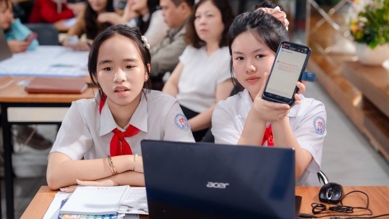 Học sinh trải nghiệm giải pháp Internet an toàn trong trường học - Safegate School Plus. (Ảnh: MSD)