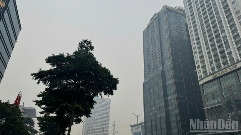 Bầu trời Hà Nội luôn trong tình trạng mờ mịt vì khói bụi. 