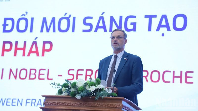 Ông Serge Haroche, nhà khoa học đạt giải Nobel Vật lý lượng tử năm 2012 phát biểu tại diễn đàn. (Ảnh: HNV)