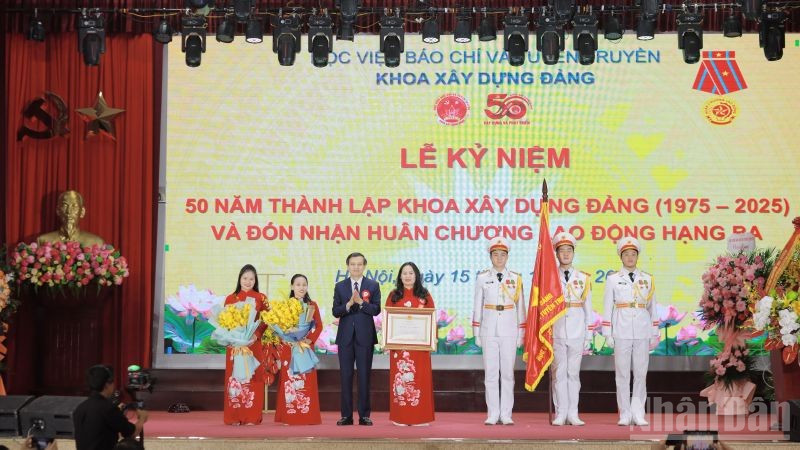 Phó Giáo sư, Tiến sĩ Đoàn Minh Huấn, Ủy viên Trung ương Đảng, Phó Bí thư Thường trực Đảng ủy, Phó Giám đốc Thường trực Học viện Chính trị quốc gia Hồ Chí Minh trao Huân chương Lao động hạng Ba cho khoa Xây dựng Đảng. (Ảnh: HNV)