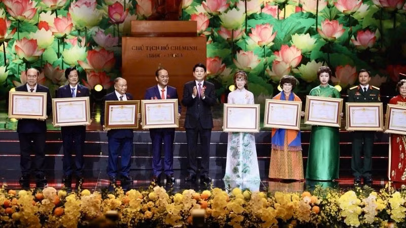 Nữ doanh nhân, Tiến sĩ Nguyễn Thị Phương Thảo đón nhận danh hiệu Anh hùng Lao động thời kỳ mới. (Ảnh: PV)