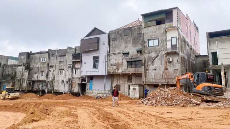 Từ suối sạt, lở phía sau dãy nhà nay đã được san lấp, xây dựng lại bằng kè bền vững, bảo đảm cho người dân sống an toàn.